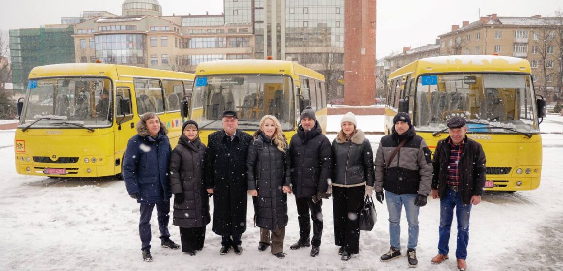 Три громади Прикарпаття отримали нові шкільні автобуси