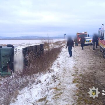 Одна людина загинула, 16 — постраждали: прикарпатські поліцейські повідомили подробиці смертельної ДТП за участі автобуса