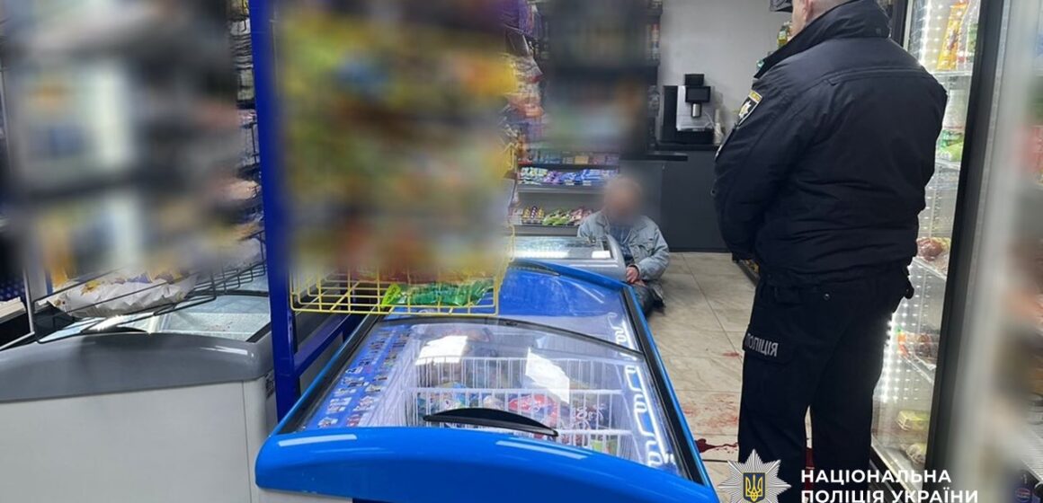 Прикарпатські поліцейські оперативно затримали підозрюваного, який ножем поранив франківця