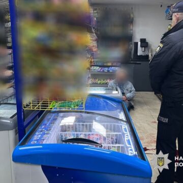 Прикарпатські поліцейські оперативно затримали підозрюваного, який ножем поранив франківця