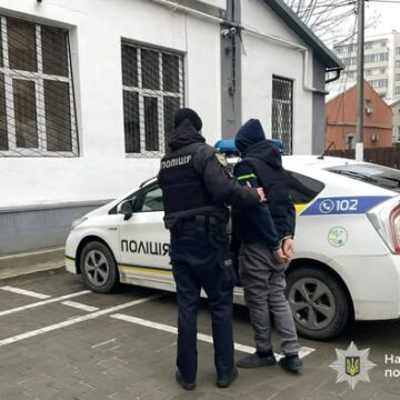 Поліцейські Івано-Франківська за лічені години розкрили вуличне пограбування: фігуранту вже оголосили про підозру Поліцейські Івано-Франківська за лічені години розкрили вуличне пограбування: фігуранту вже оголосили про підозру