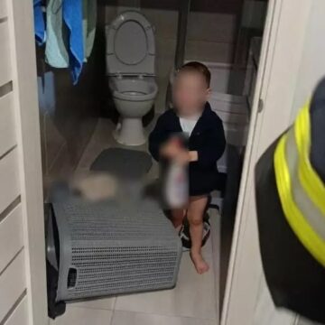 Рятувальники відчинили двері кімнати де зачинився дворічний хлопчик