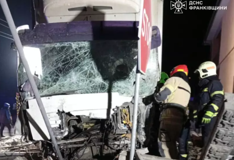 Рятувальники деблокували двох постраждалих у ДТП в Ямниці