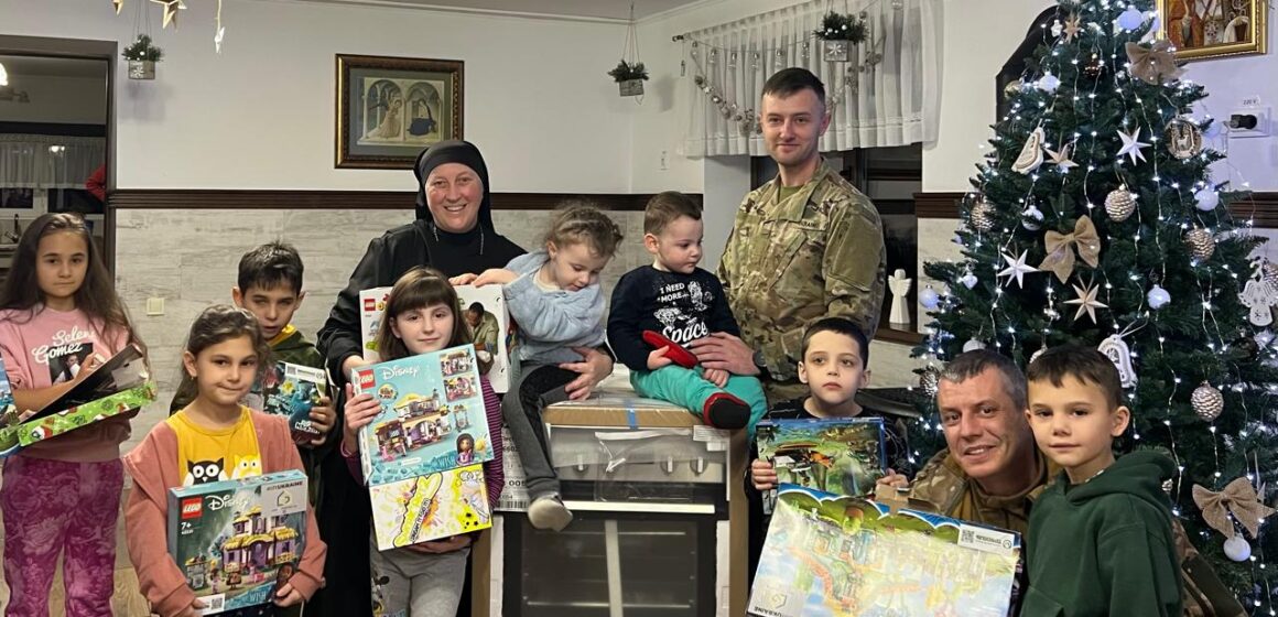 Військовослужбовці 141 ОМБр завітали з подарунками до «Містечка Милосердя святого Миколая»