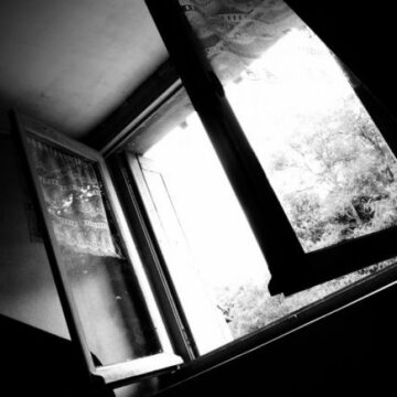 В Івано-Франківську жінка випала з девʼятого поверху В Івано-Франківську жінка випала з девʼятого поверху