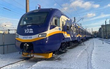 Поїзд Дніпро-Івано-Франківськ затримується через ворожий обстріл та негоду Поїзд Дніпро-Івано-Франківськ затримується через ворожий обстріл та негоду