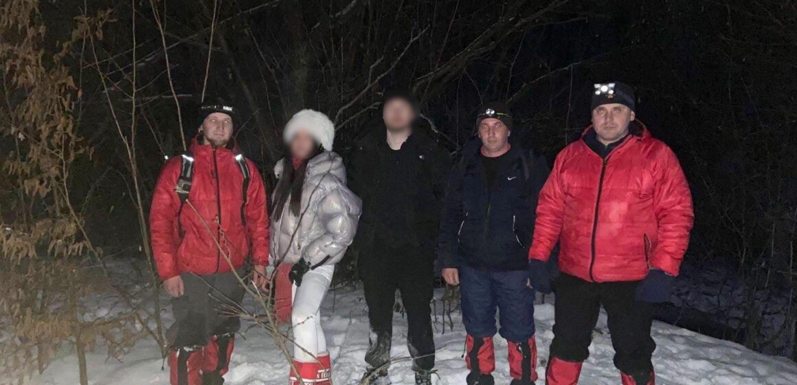 У новорічну ніч у лісі поблизу Яремче заблукали двоє туристів із Сум У новорічну ніч у лісі поблизу Яремче заблукали двоє туристів із Сум
