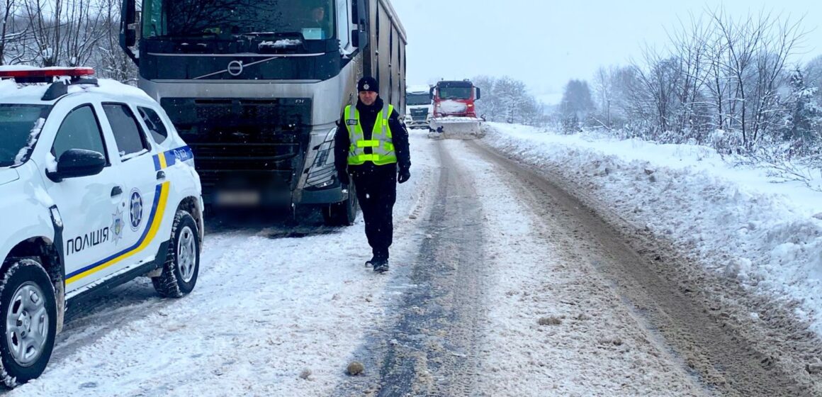 Буксирують автівки та надають допомогу водіям: поліцейські Прикарпаття сприяють учасникам  дорожнього руху подолати труднощі на засніжених дорогах
