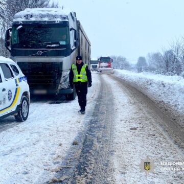 Буксирують автівки та надають допомогу водіям: поліцейські Прикарпаття сприяють учасникам  дорожнього руху подолати труднощі на засніжених дорогах