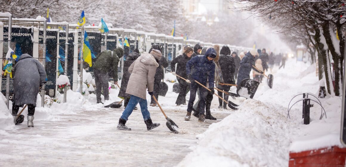 Коли негода об’єднує: франківські чиновники вийшли на допомогу комунальникам боротися з снігопадом
