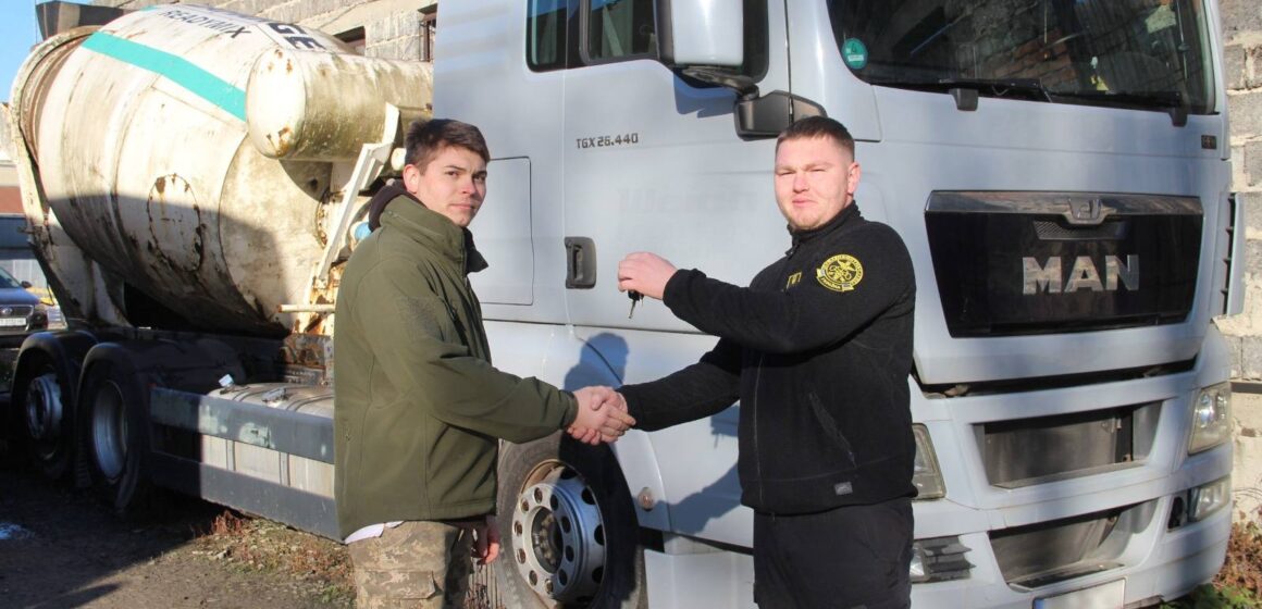 Франківські митники передали військовим конфіскований автобетонозмішувач (ФОТО)