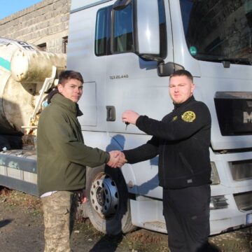 Франківські митники передали військовим конфіскований автобетонозмішувач (ФОТО)