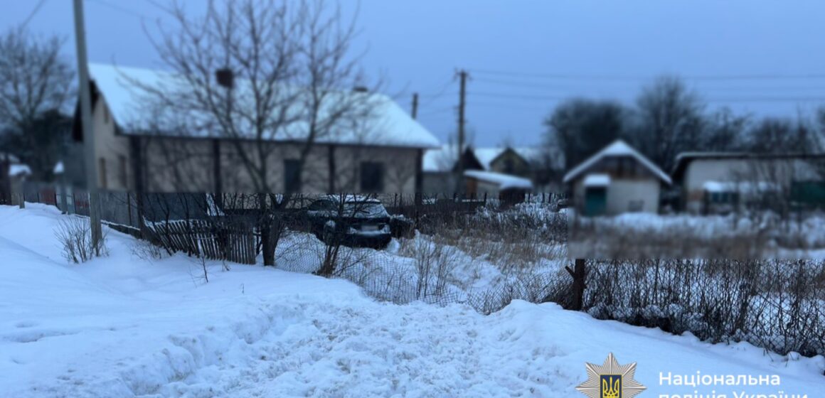 Не впоралась з керуванням: на Прикарпатті нетвереза водійка збила жінку-пішохода та в’їхала в огорожу будинку