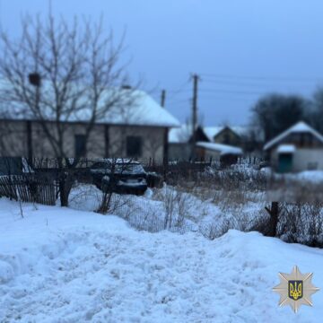 Не впоралась з керуванням: на Прикарпатті нетвереза водійка збила жінку-пішохода та в’їхала в огорожу будинку