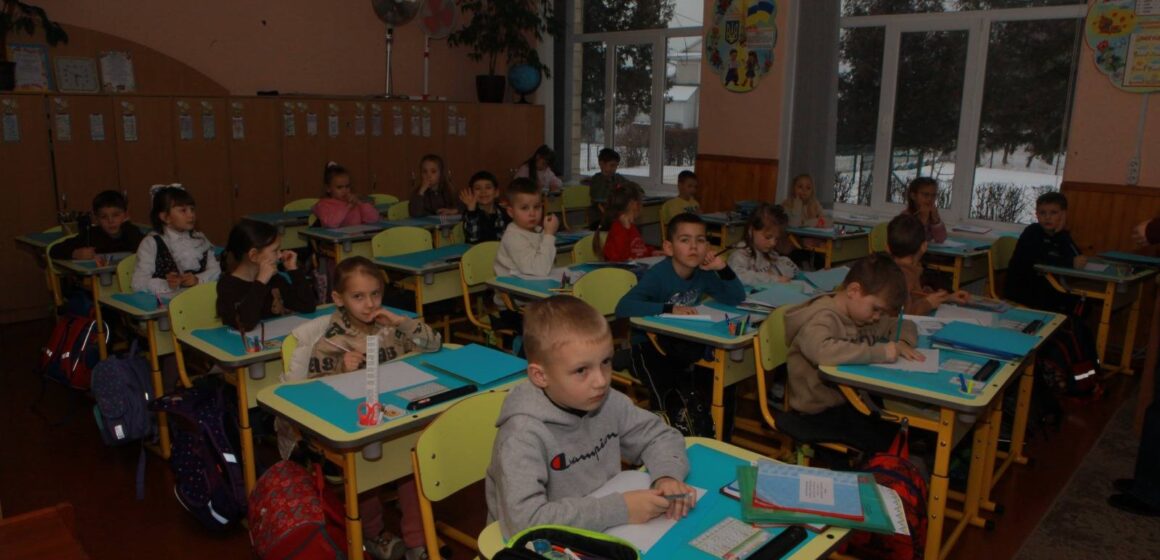Школи Косівського району переходять на дистанційне навчання через холод і відключення