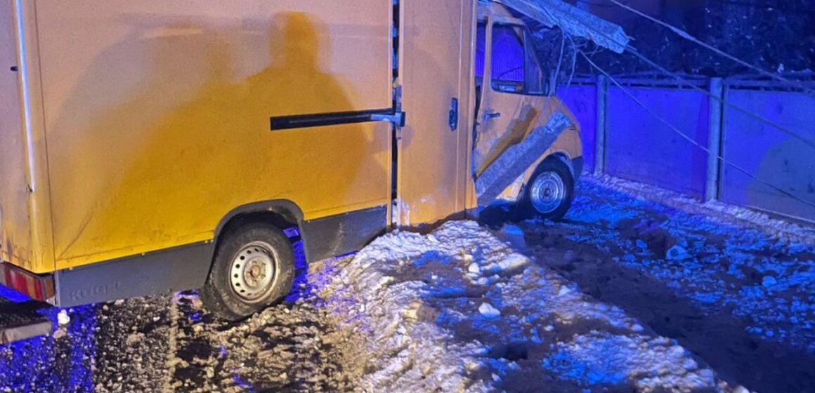 У Заболотові водій мікроавтобуса в’їхав у електроопору