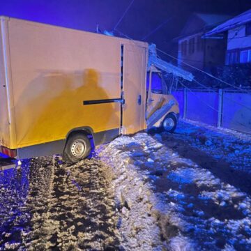 У Заболотові водій мікроавтобуса в’їхав у електроопору У Заболотові водій мікроавтобуса в’їхав у електроопору