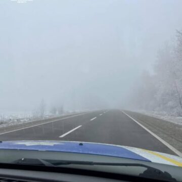 На дорогах Прикарпаття – туман та ожеледиця: водіїв закликають бути максимально уважними за кермом