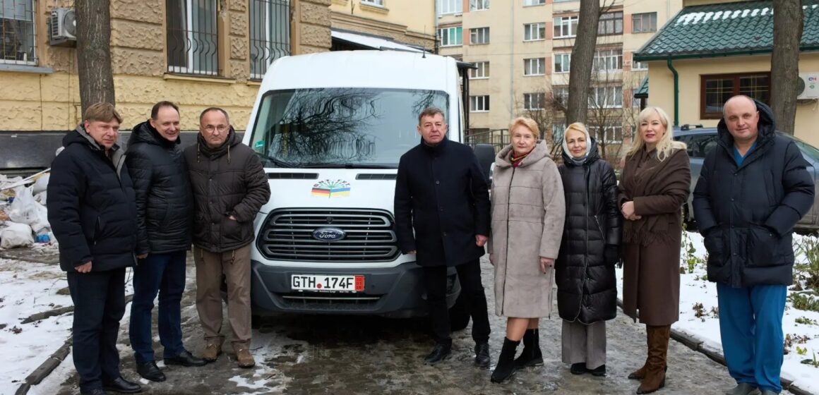 Спеціальний автомобіль для пацієнтів з інвалідністю передали для міської лікарні на Матейки