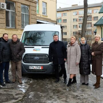 Спеціальний автомобіль для пацієнтів з інвалідністю передали для міської лікарні на Матейки