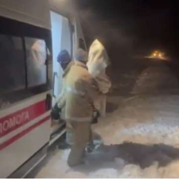 На Городенківщині карета швидкої з хворою дитиною застрягла на засніженій ділянці дороги