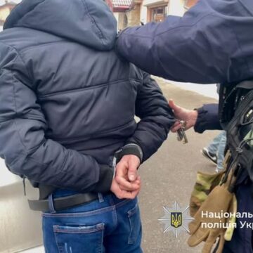 Поліцейські оперативно встановили та затримали чоловіка, який пограбував мешканця Богородчан