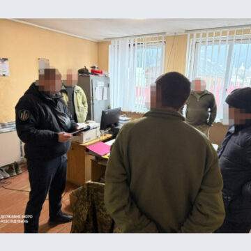 ДБР затримало військовослужбовця взводу охорони Верховинського РТЦК та СП, який разом зі своїм начальником знущався з військовозобов’язаних