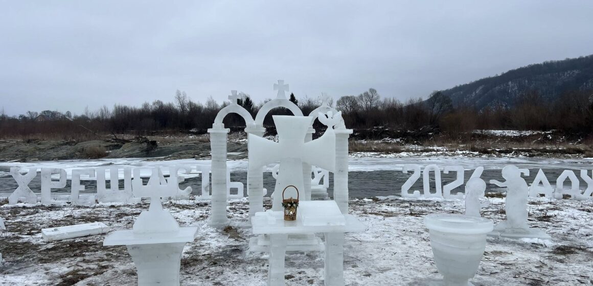 На Водохреща жителі села Саджавка вкотре спорудили льодове містечко (ФОТО)