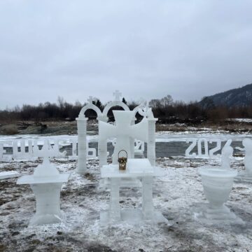 На Водохреща жителі села Саджавка вкотре спорудили льодове містечко (ФОТО)