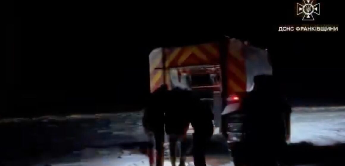 Рятувальники на снігоболотоході «Богун» транспортували травмованого хлопчика до карети екстреної медичної допомоги