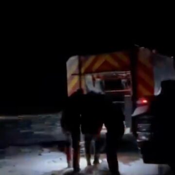 Рятувальники на снігоболотоході «Богун» транспортували травмованого хлопчика до карети екстреної медичної допомоги Рятувальники на снігоболотоході «Богун» транспортували травмованого хлопчика до карети екстреної медичної допомоги