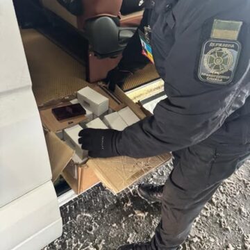 26 мобільних телефонів iPhone 17 та 182 одиниці косметичних засобів світових брендів: прикордонники припинили спроби незаконного ввезення до Івано-Франківська товарів