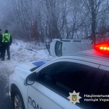 З’їхав у кювет та перекинувся: ДТП на Калущині
