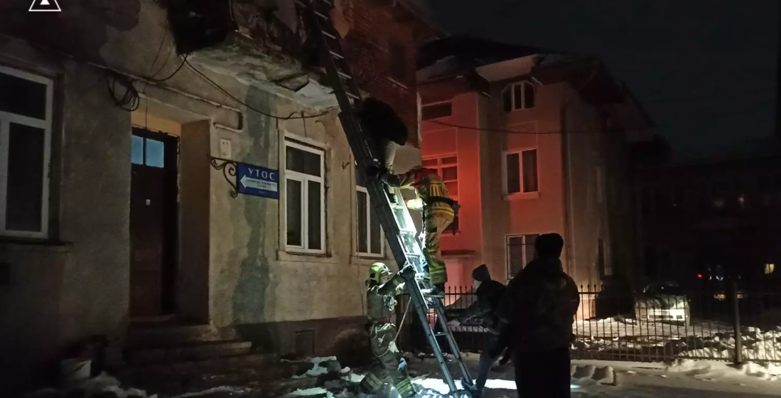 На пожежі в місті Косів врятовано літню жінку