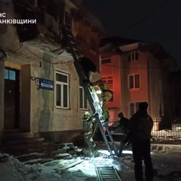 На пожежі в місті Косів врятовано літню жінку