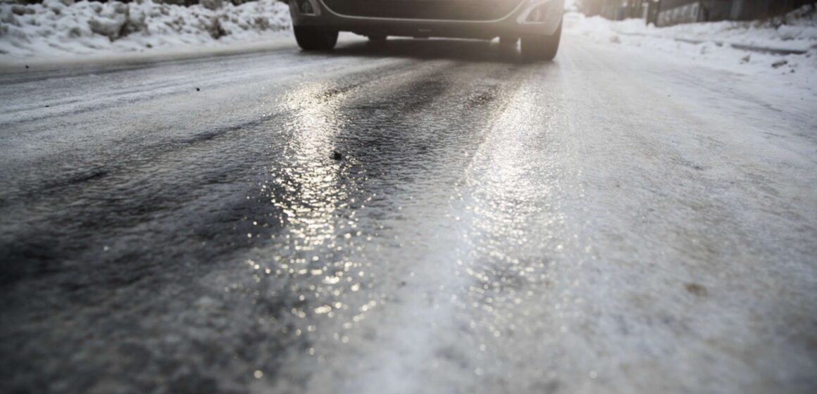 Водіїв попереджають про підвищену небезпеку на дорозі через негоду на Прикарпатті