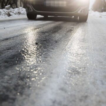 Водіїв попереджають про підвищену небезпеку на дорозі через негоду на Прикарпатті