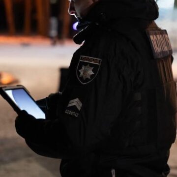 Інспектор служби освітньої безпеки виявив неподалік школи чоловіка в безпорадному стані