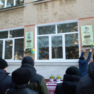 В Івано-Франківську відкрили меморіальні дошки на честь чотирьох випускників ліцею №17