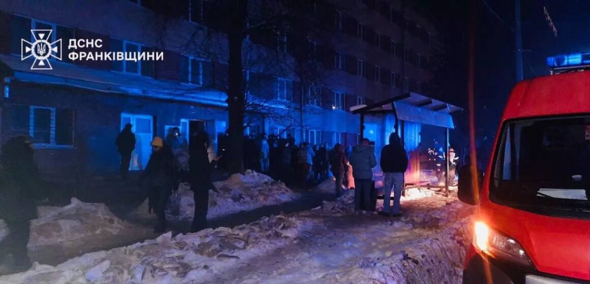 У гуртожитку ІФНТУНГ трапилась пожежа: рятувальники евакуювали 61 особу