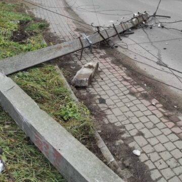 На Прикарпатті за рік збили 42 електроопори: що робити водіям у разі ДТП На Прикарпатті за рік збили 42 електроопори: що робити водіям у разі ДТП