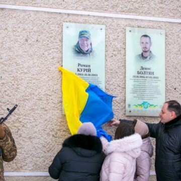 У Драгомирчанах відкрили анотаційну дошку на честь полеглого захисника Романа Курія