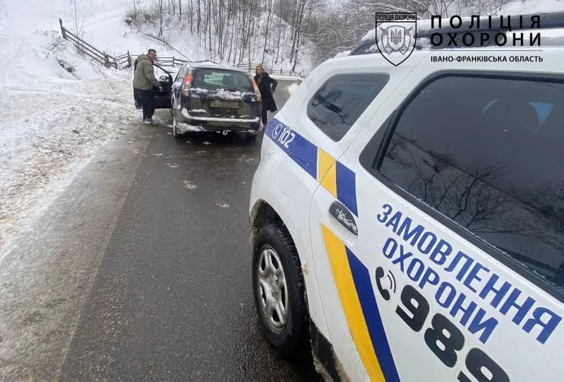 Поліція охорони Івано-Франківщини допомогла подружжю з вадами слуху, яке потрапило в снігову пастку Поліція охорони Івано-Франківщини допомогла подружжю з вадами слуху, яке потрапило в снігову пастку