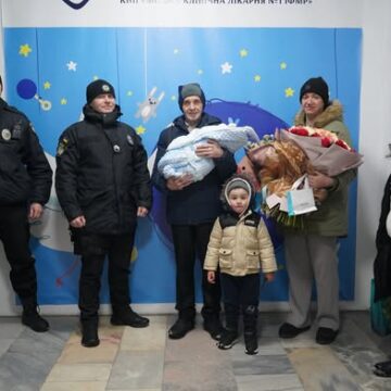 Поліцейські привітали молоду маму Вікторію, яку кілька днів тому супроводили до пологового,  з народженням сина