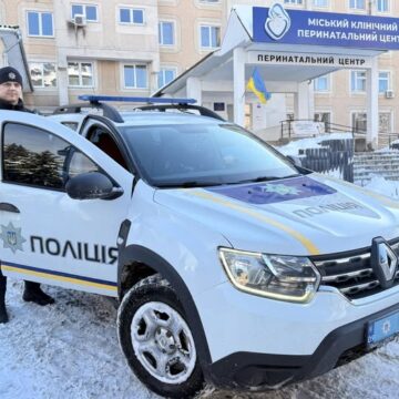 Поліцейські охорони Прикарпаття забезпечили безпечний проїзд до пологового будинку майбутній мамі