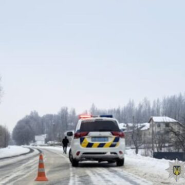 Поліція Івано-Франківщини розслідує обставини смерті чоловіка на дорозі у Вигоді