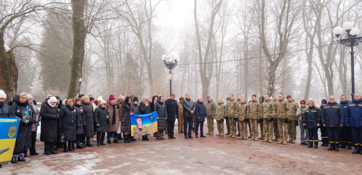 На Прикарпатті пролунав «Дзвін пам’яті»: рідним полеглих воїнів вручили державні та обласні нагороди