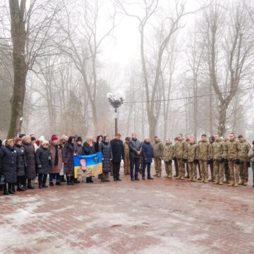 На Прикарпатті пролунав «Дзвін пам’яті»: рідним полеглих воїнів вручили державні та обласні нагороди