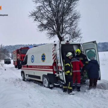 На Рогатинщині рятувальники надали допомогу з буксирування автомобіля екстреної медичної допомоги