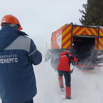 Залучили снігоболотохід «БОГУН»: рятувальники та енергетики разом повернули світло у віддалені села Прикарпаття